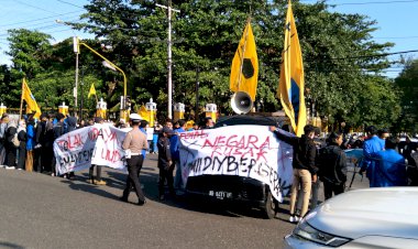 SEMENTARA  WAKTU  ITU  ( m e a n w h i l e ), DI JOGJA ...